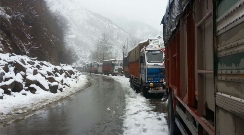 जम्मू-कश्मीर हाइ-वे पर भारी बर्फबारी और भूस्खलन के बीच फंसे है हजारों वाहन