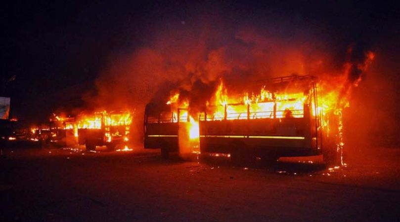 हत्या के बाद गुजरात में भड़की हिंसा, हाईवे पर वाहनो में लगाई आग, इंटरनेट सेवा बंद