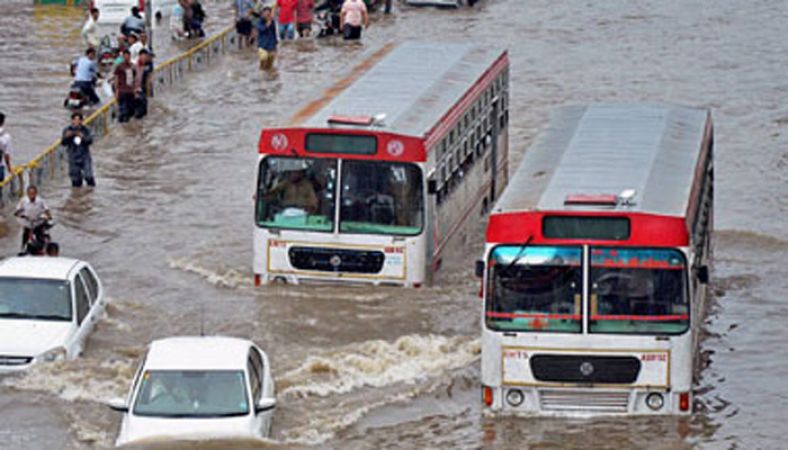गुजरात में 22 घंटो में हुई 24 इंच बारिश, हुए बाढ़ जैसे हालात