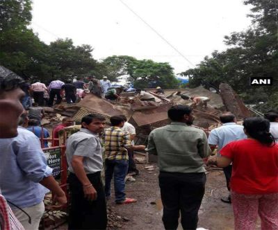 मुंबई में  रिहायशी इमारत गिरी, 30 लोग अंदर फंसे, 9  को निकाला