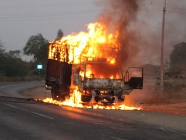 तेंदूपत्ता से भरे दो ट्रकों में अचानक लगी आग, लाखों का नुकसान