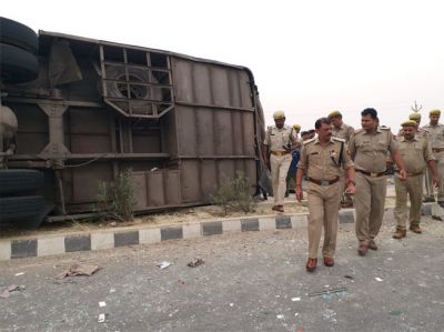 मैनपुरी: डबल डेकर बस पलटी, 17 की मौत 35 घायल