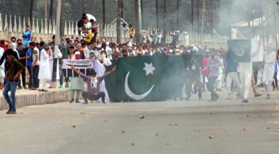 कश्मीर: ईद पर कश्मीर में पाकिस्तानी झंडे, जवान शहीद