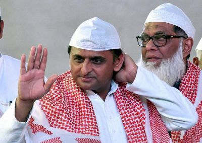 UP elections: Akhilesh Yadav met Omar Khalid's father who raised slogans 'Bharat Tere Tukde Hoge'