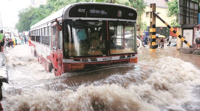 Mumbai Rain: जानलेवा बारिश के कहर से थम गई मुंबई वासियों की जिंदगी