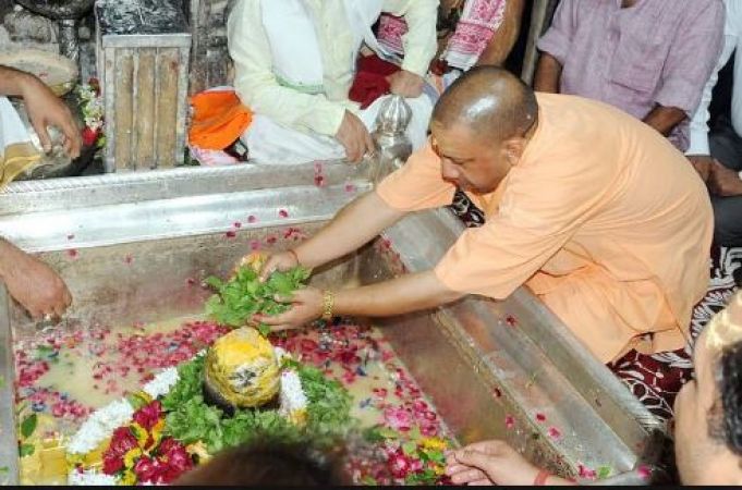 महाशिवरात्री पर सीएम योगी ने गोरखनाथ मंदिर में की भगवान शिव की पूजा और रुद्राभिषक