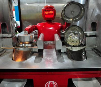 पाक ने चौकाया, रेस्टोरेंट में पहली बार रोबोट कर रहा है कस्टमर्स को सर्व