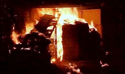 कांच फैक्ट्री में लगी भीषण आग, 2 मजदूरों की मौत, 12 गंभीर