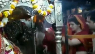 VIDEO: मंदिर में दर्शन करने पहुंची प्रियंका गाँधी, लोगों ने लगाए मोदी-मोदी के नारे