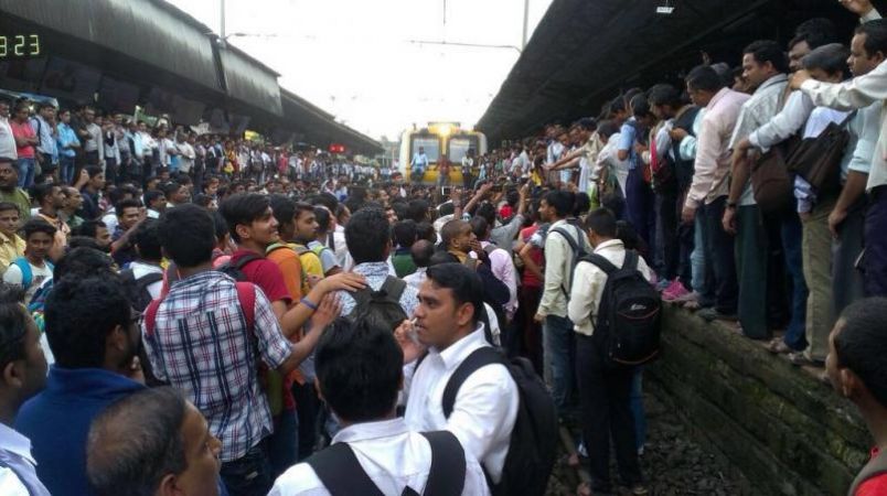 मुंबई: छात्रों के विरोध प्रदर्शन से रेल सेवाएं ठप