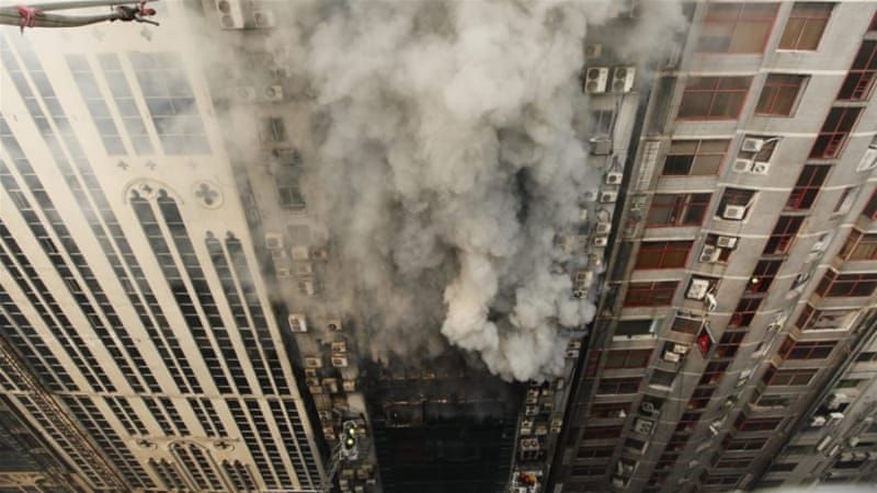 ढाका की 19 मंजिला इमारत में लगी भयानक आग, दमकल कर्मी बुझाने में जुटे