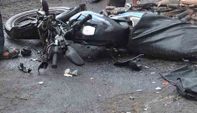 खड़े ट्रक से जा टकराई अनियंत्रित बाइक, चालक की दर्दनाक मौत