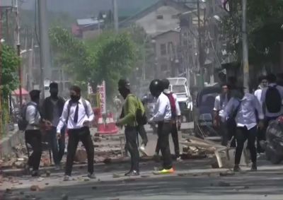 बांदीपोरा रेप मामले पर सुलग रहा कश्मीर, सुरक्षाबलों पर प्रदर्शनकारियों ने बरसाए पत्थर