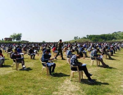 कश्मीर में तनाव के बीच 800 कश्मीरी युवाओं ने दिया आर्मी का एंट्रेंस टेस्ट