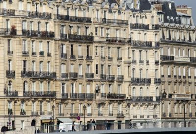 पेरिस में इस शख्स ने लटकते हुए बच्चे को बचाया