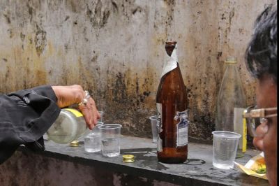 यूपी में फिर काल बनकर आई जहरीली शराब, सीतापुर में तीन की मौत