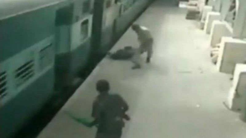 तमिलनाडु रेलवे स्टेशन पर कॉन्स्टेबल ने बचाई यात्री की जान
