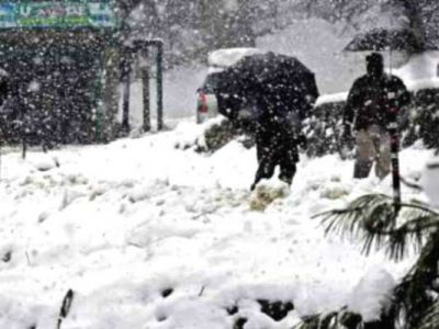 कश्मीर घाटी में हो रही जमकर बर्फबारी, लोगों की बढ़ी समस्याएं