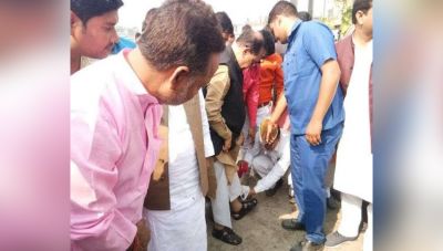 उत्तर प्रदेश: भाजपा मंत्री ने अर्दली से साफ़ करवाई सैंडिल, तस्वीर हुई वायरल