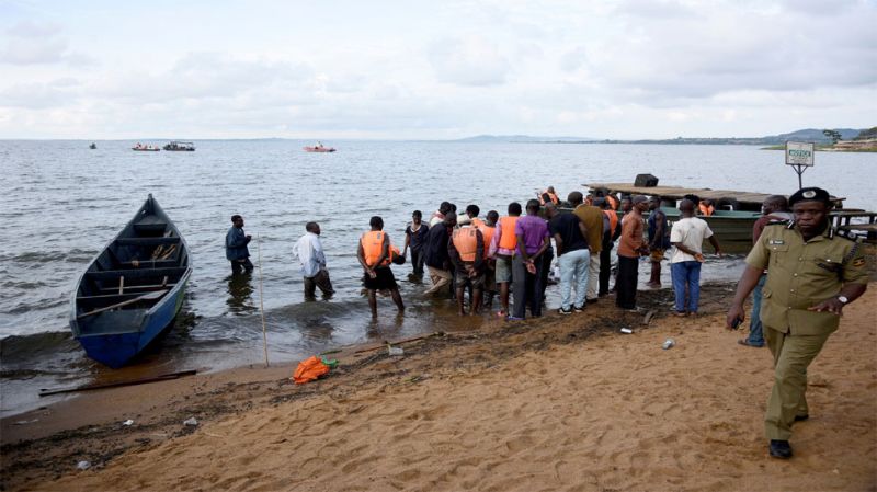 युगांडा : झील में पलटी नाव, 22 लोगों की मौत