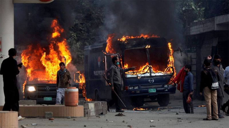 पाकिस्तान की हिंसक झड़प  में 10  मरे, 250 घायल