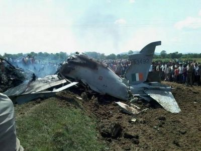 हैदराबाद: वायुसेना का विमान हुआ दुर्घटनाग्रस्त, पायलट को सुरक्षित बाहर निकाला