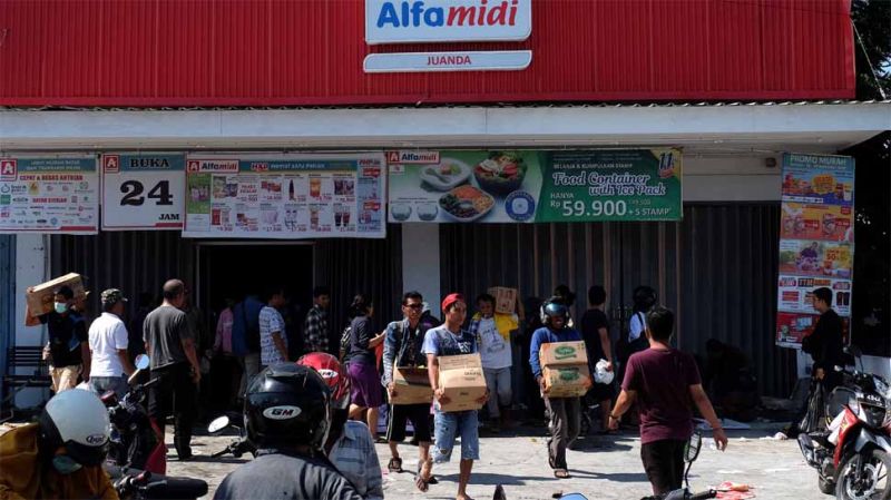 इंडोनेशिया भूकंप : सुनामी के बाद अब भूख का कहर, दुकानें लूटने को मजबूर हुए लोग