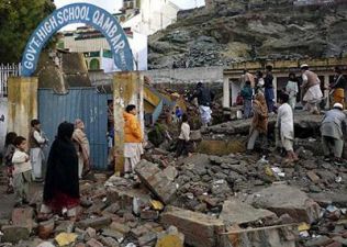 पाकिस्तान : आतंकियों ने एक स्कूल को बम से उड़ाया