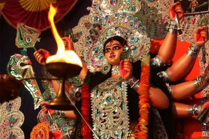 नवरात्रि में रात के वक्त ही क्यों की जाती मां दुर्गा की पूजा, यह है खास कारण