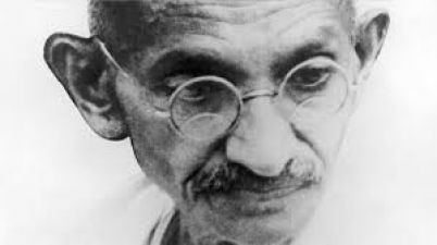 अहिेंसा के मार्ग पर चलने वाले गांधी जी ने क्रांतिकारियों का नहीं दिया साथ