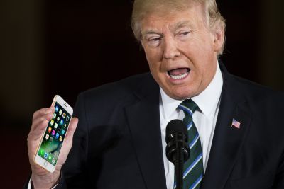 अमेरिकी राष्ट्रपति ट्रंप के पास है सिर्फ एक आईफोन