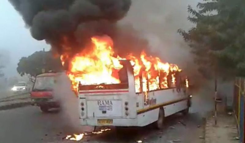 स्कूल बस में लगी आग, बस में सवार थे 30  बच्चे
