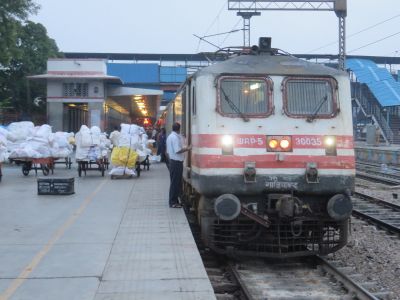 महाराष्ट्र सरकार ने लिखा मध्य और पश्चिम रेलवे को पत्र, लोकल ट्रेन को लेकर की यह मांग