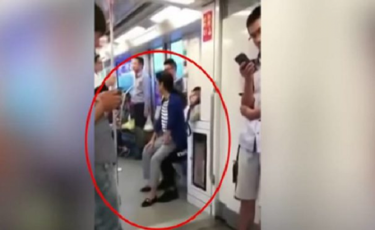 ट्रेन में नहीं मिली सीट तो, युवक की गोद में जा बैठी महिला