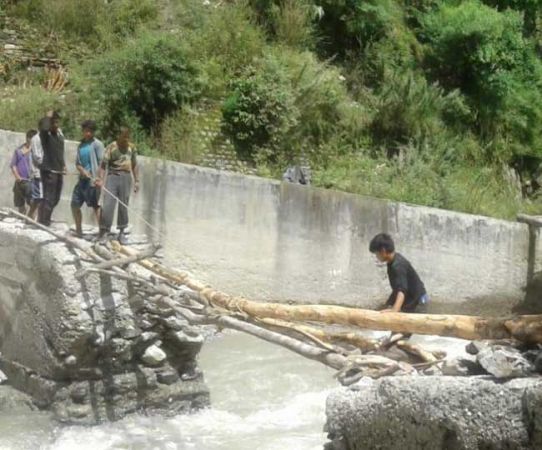 जब सरकार ने नहीं की मदद तो ग्रामीणों ने खुद ही बनाये दो अस्थाई पुल