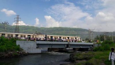 मुंबई में लोकल ट्रेन का हादसा टला