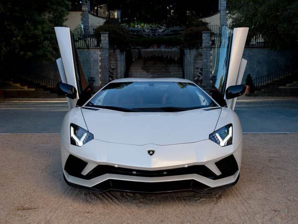 नए अवतार में लॉन्च हुई Lamborghini Aventador, रफ़्तार जानकर हो जायेंगे हैरान