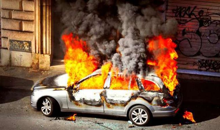 कार में आग लगने के कारण और बचाव के उपाय