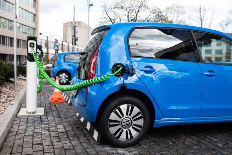 इलैक्ट्रिक कारें होने वाली है पेट्रोल कारों से सस्ती