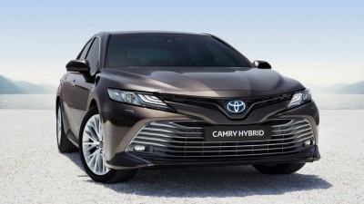 Toyota Camry Hybrid का लेटेस्ट वर्जन कई खासियतों से है लैस