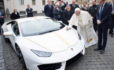 धर्मगुरु पोप प्रांसिस को तोहफे में मिली 2 करोड़ की कार