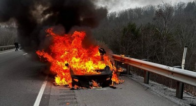 टेस्ला ईवी: इलेक्ट्रिक कार में लगी आग, इसे बुझाने में खर्च हुआ 1,36,000 लीटर पानी!