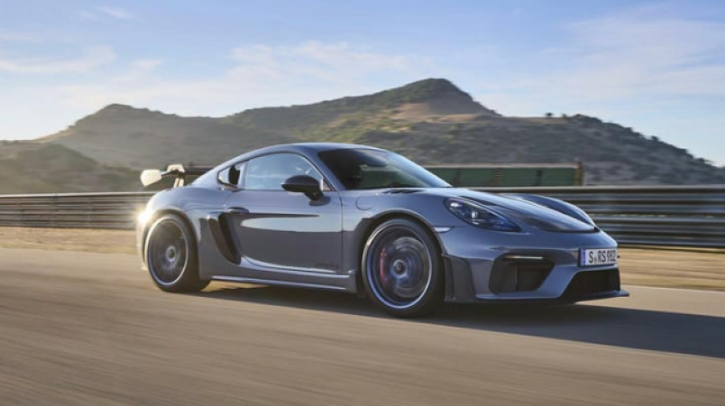 Top features of the Porsche 718 Cayman GT4 RS are examined