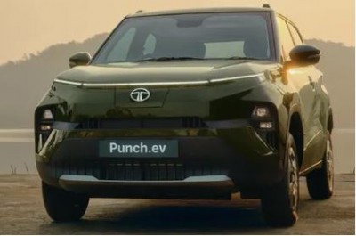 Tata Motors ने भारत में Punch EV की डिलीवरी शुरू की, जानें कीमत और फीचर्स