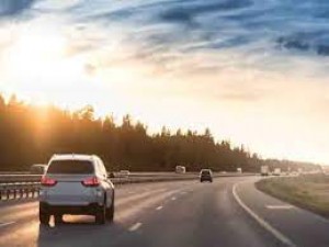 Highway Driveing Tips: हाईवे पर गाड़ी चलाते समय इन 5 बातों का रखें ध्यान