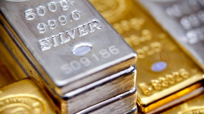 Gold prices fall by Rs 2,000 in a month, silver cheaper by 7000!