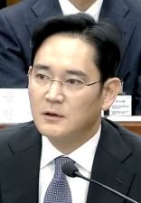 सैमसंग के  ली-जे-योंग को पांच साल की सजा सुनाई