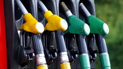 महीने भर में काफी गिर चुके हैं पेट्रोल-डीजल के दाम, जानिए आज की कीमतें