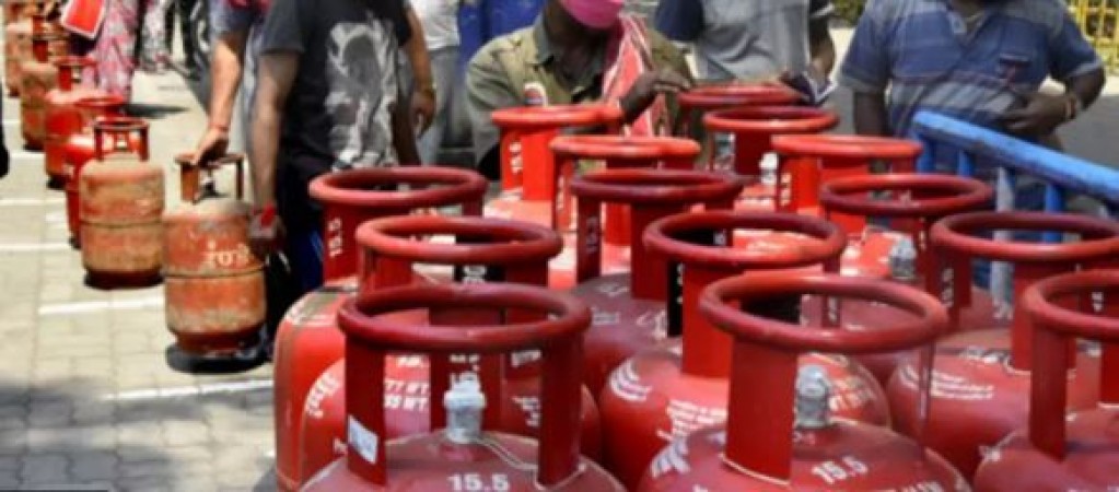 Commercial LPG gas cylinder price hiked by Rs7 Across Cities