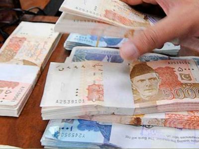 डॉलर की बढ़ती मांग के कारण पाकिस्तानी रुपये की हालत खस्ता